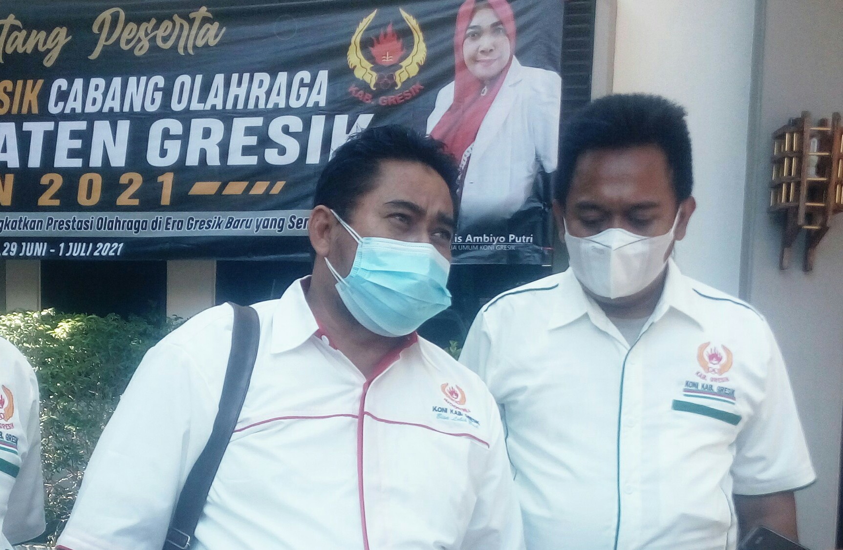 Wakil ketua KONI Gresik bidang pembinaan dan prestasi Andik Widianarto (tengah) dan sekretaris KONI Gresik Imam Junaidi (kanan) di pendopo alun-alun, Selasa (29/6/2021).
