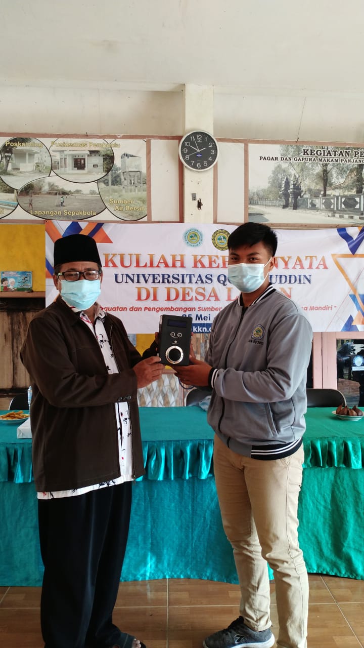 Kelompok Mahasiswa Universitas Qomaruddin saat kuliah kerja nyata (KKN) di Desa Leran, Kecamatan Manyar, Gresik menciptakan detektor suhu tubuh.
