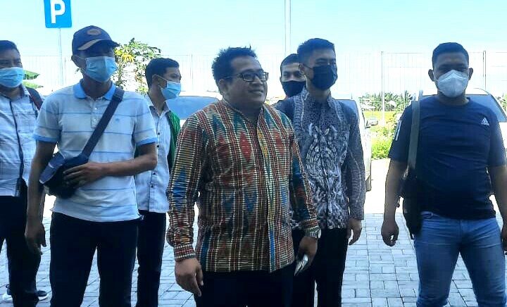 PENIPUAN: Kuasa hukum korban penipuan jasa tenaga PT Approg Jaya, Abdullah Syafii saat datang ke Mapolres Gresik, Selasa (22/6/2021). (Tofan/portalsurabaya.com)