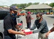 Kabid Angkutan Dishub Gresik, Muhammad Amri membagikan nasi kotak kepada para sopir di terminal Gubernur Suryo, Sabtu (10/7/2021).