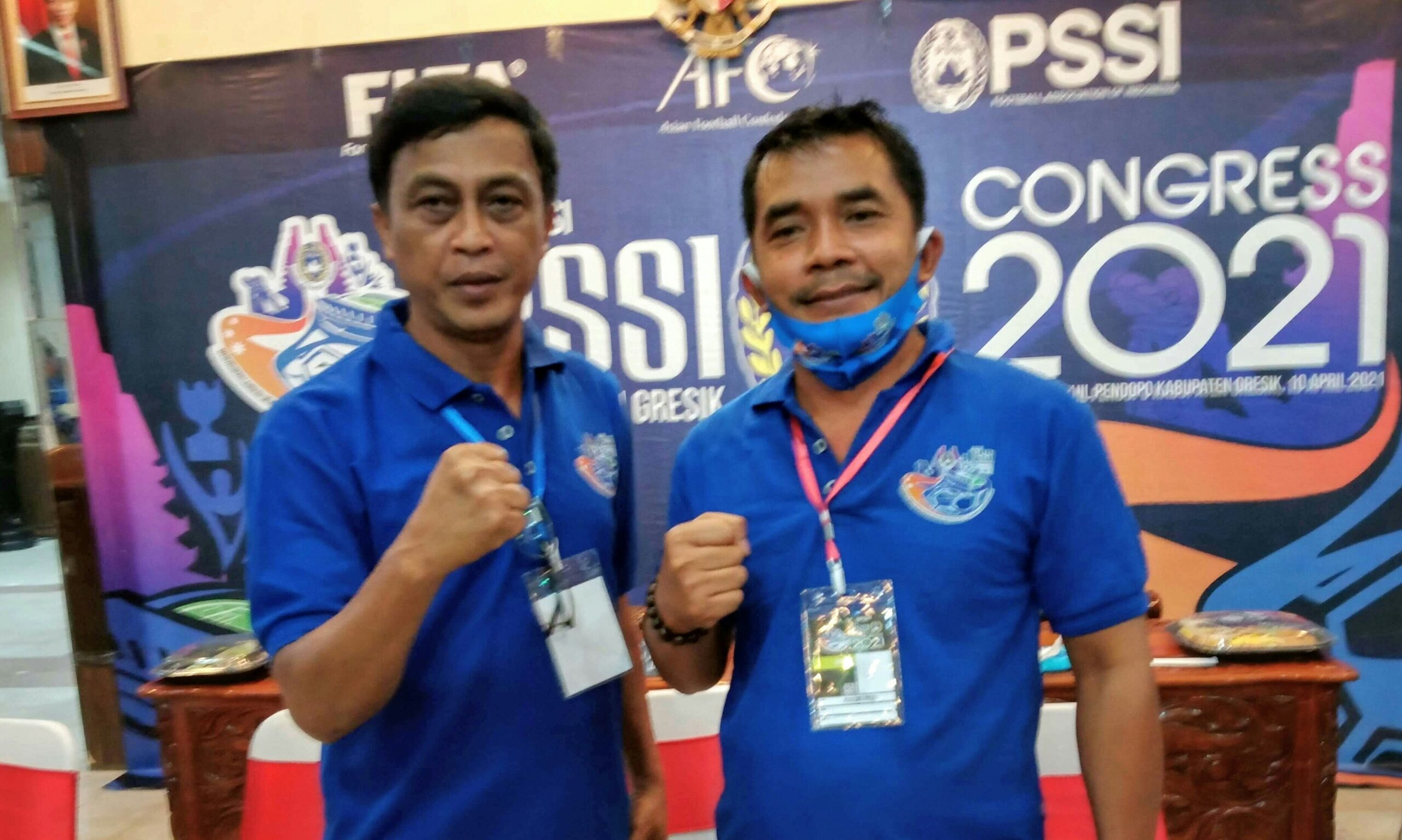 Ketua Askab PSSI Gresik, Rofiki (kanan) bersama Wakil Ketua, Haris Bahasuan.