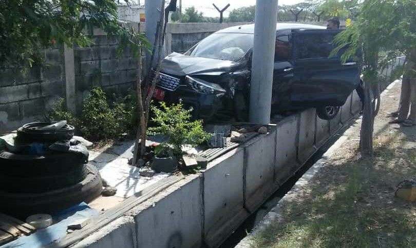 Mobil jenis minibus yang dikendarai Mat Yazid saat menabrak tiang listrik di Jalan Raya Banyutami Kecamatan Manyar Kabupaten Gresik, Rabu (14/7/2021).