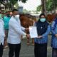 Wakil Bupati Aminatun Habibah melakukan serah terima hewan kurban kepada masyarakat, Senin (19/7/2021)