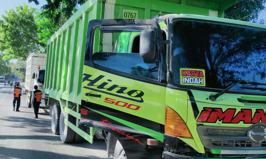 Puluhan dump truk terjaring razia petugas gabungan Dishub Gresik, Satlantas dan Denpom di Jalan Raya Bungah, Rabu (28/7/2021).