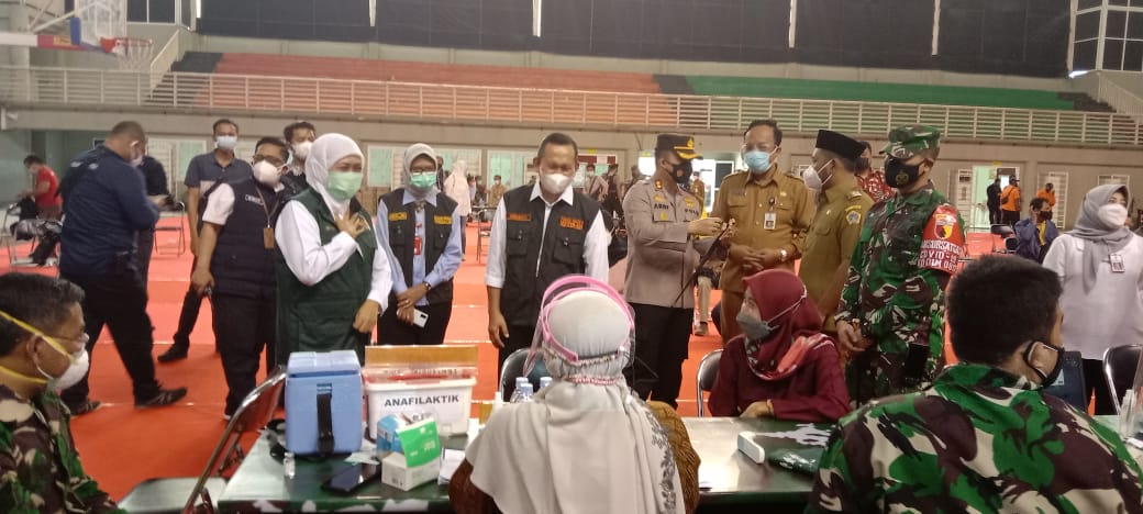 Gubernur Jawa Timur, Khofifah Indarparawansa saat meninjau vaksinasi di Gresik, Selasa (6/7/2021)