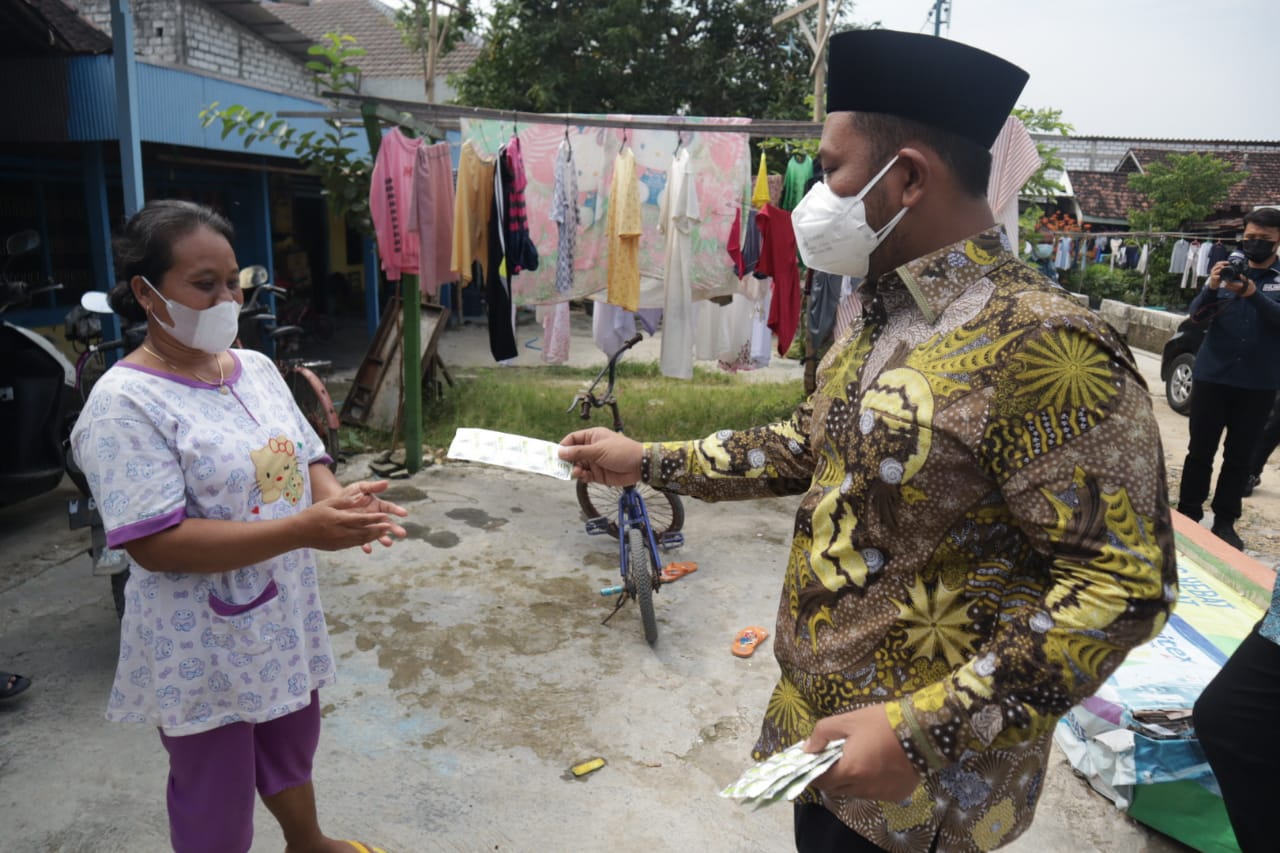 Bupati Gresik Fandi Akhmad Yani membagikan bantuan obat dan multi vitami kepada warga, Kamis (8/7/2021).