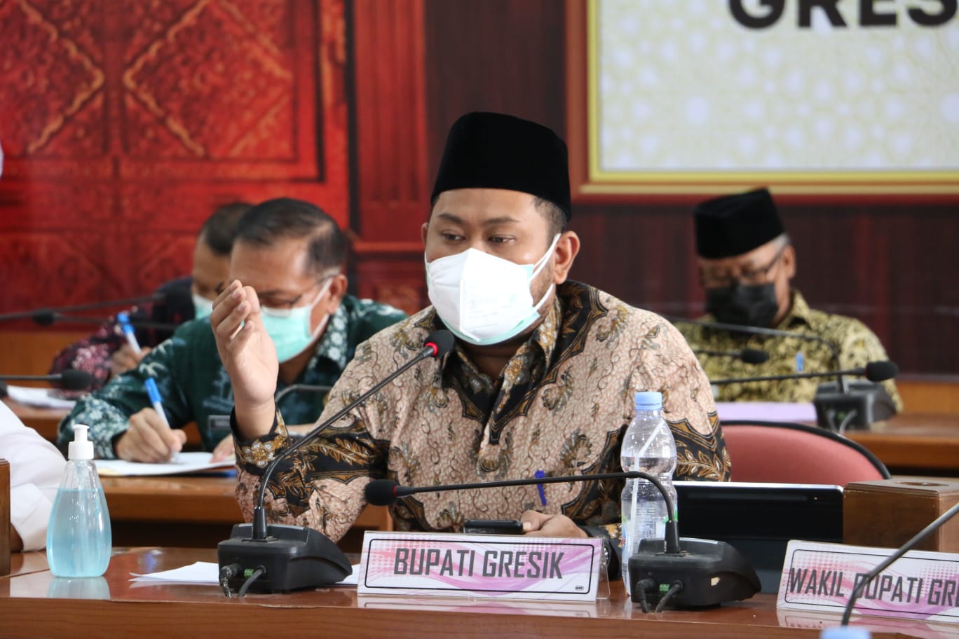 Bupati Gresik Fandi Akhmad Yani saat memimpin rapat secara daring di kantor Bupati, Kamis (15/7/2021).