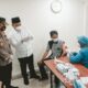 Bupati Gresik Fandi Akhmad Yani saat meninjau vaksinasi gotong royong atau vaksinasi mandiri di salah satu perusahaan, Jumat (16/7/2021).