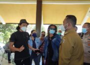 Bupati Gresik Fandi Akhmad Yani saat menerima massa LSM Forkot di pendopo Pemkab usai aksi, Senin (19/7/2021).
