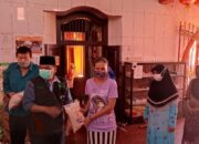 Warga etnis Tionghoa serahkan bantuan beras 9,9 ton ke Lazisnu (PCNU) Gresik di Klenteng TITD Kim Hin Kiong Jalan Dr. Setia Budi Gresik, Rabu (28/7/2021).