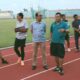 Pelatih Gresik United, Subangkit (biru) bersama manajer Gresik United, Thoriqi Fajrin saat memberi motivasi kepada pemain-pemain usai latihan beberapa waktu lalu.
