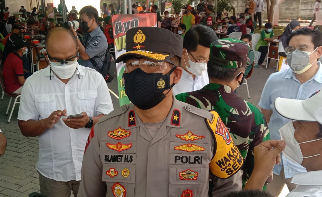 Wakapolda Jawa Timur (Jatim) Brigjen Pol Slamet Hadi Supraptoyo saat meninjau vaksinasi massal di Kecamatan Kedungpring, Kabupaten Lamongan, Kamis (29/7/2021).