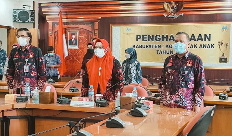 Wakil Bupati Gresik Aminatun Habibah (tengah) saat pertemuan secara daring dengan Kementerian Pemberdayaan Perempuan dan Perlindungan Anak (KPPA) di kantor Pemkab, Kamis (29/7/2021).