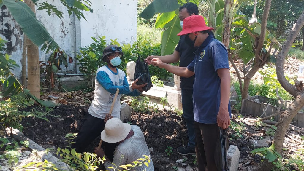 Anggota PWI Gresik saat membagikan hewan kurban ke penggali kubur di Desa Kedanyang Kecamatan Kebomas, Rabu (21/7/2021).