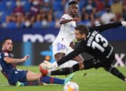 Pemain Real Madrid Vinicius Junior (putih) mencetak gol ke gawang Levante, Minggu (22/8/2021)./Flashscore