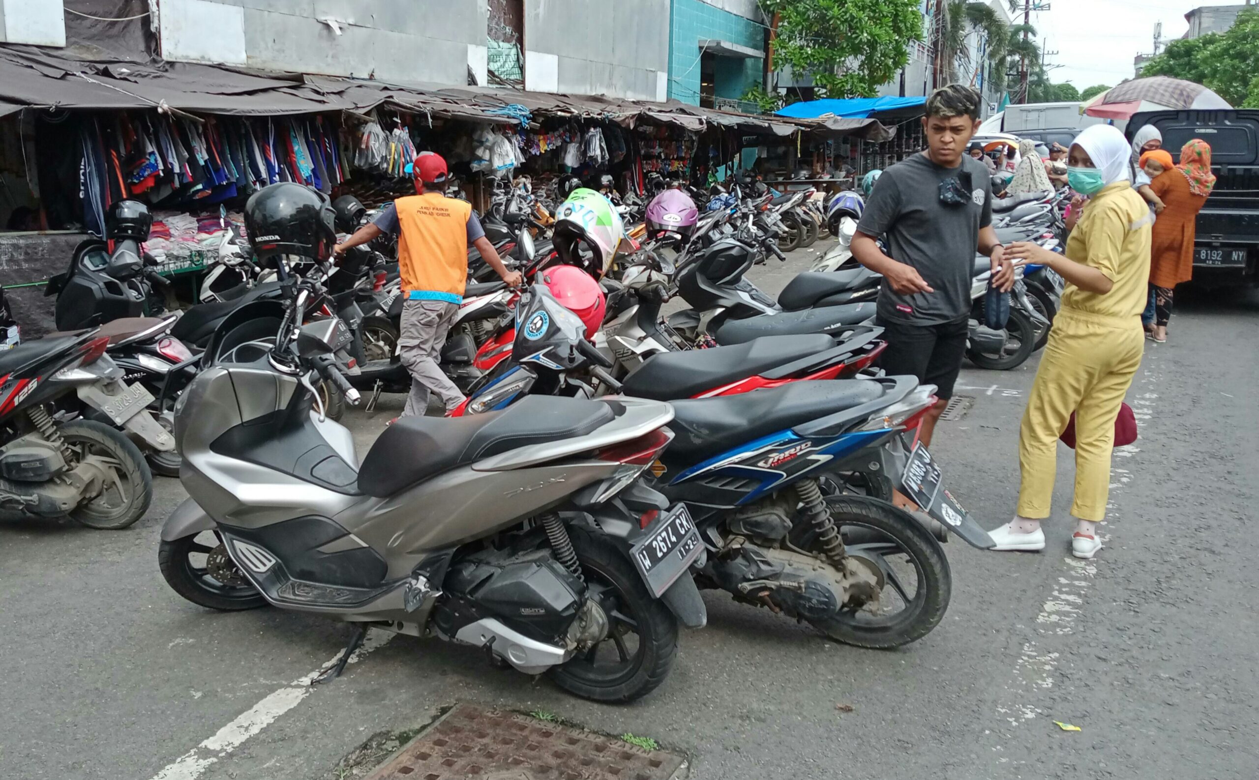 Area pakir sepeda motor di Pasar Baru Gresik, salah satu lokasi parkir yang dipasang mesin e-parkir dari APBD Gresik tahun 2018. Foto/TB Kumara/Portalsurabaya.com