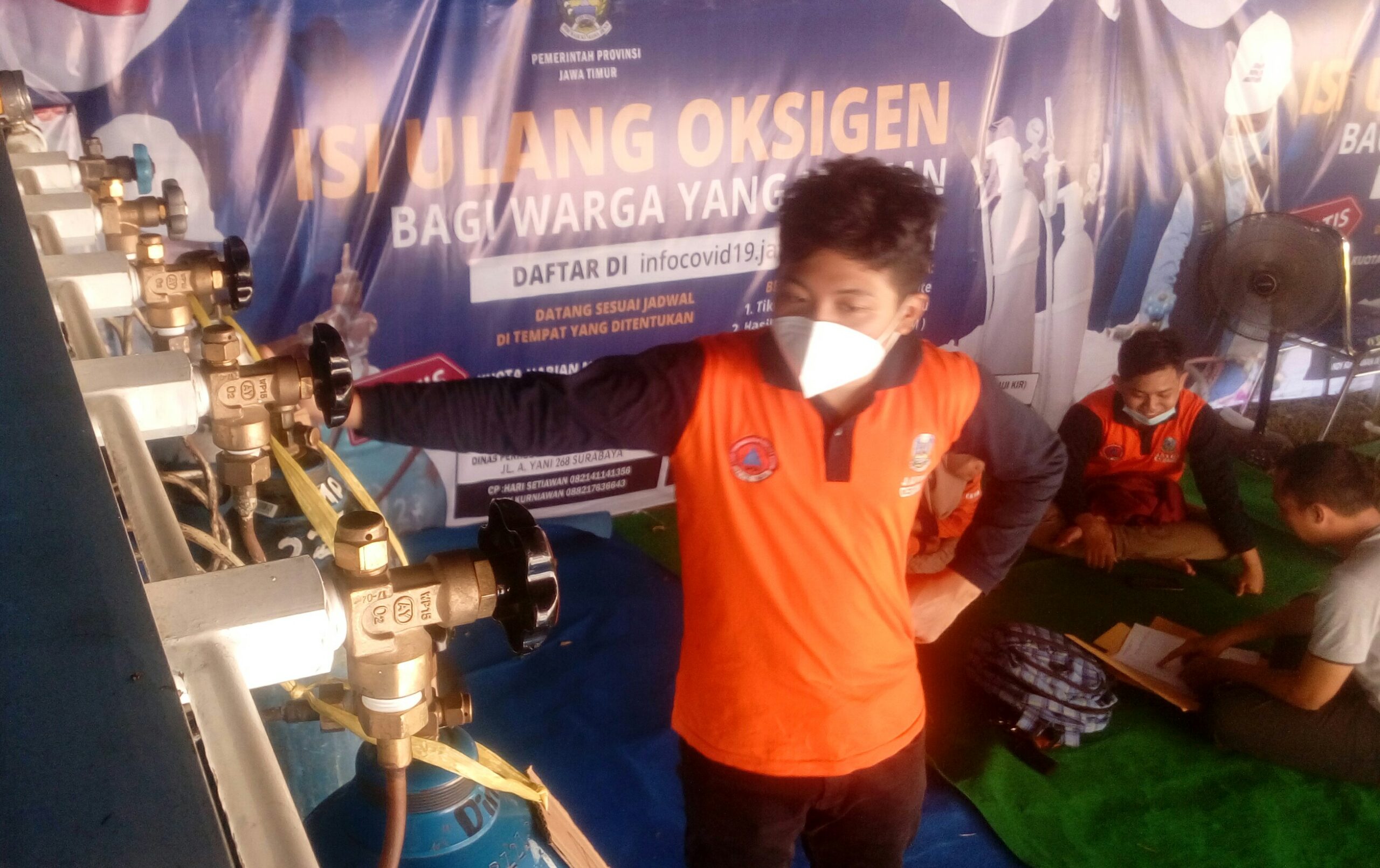 Dimas Seto salah satu operator isi ulang oksigen gratis yang disediakan BPBD provinsi Jawa Timur di Gresik sedang melakukan cek tabung, Rabu (11/8/2011).