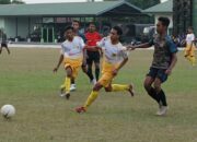 Pemain FC Majapahit (putih) berusaha melewati hadangan pemain Akor FC pada laga ujicoba, Jumat (13/8/2021).
