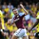 Pemain Aston Villa Jhon McGinn melakukan selebrasi usai cetak gol ke gawang Watford, Sabtu (14/8/2021)./ Flashscore