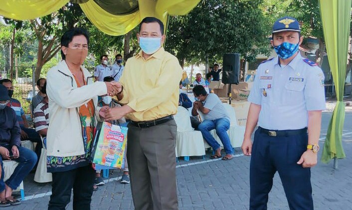 Kepala Dinas Perhubungan (Dishub) Gresik Nanang Setiawan (tengah) didampingi Kabid Dishub Muhammad Amri memberikan bantuan sembako, Senin (16/8/2021).