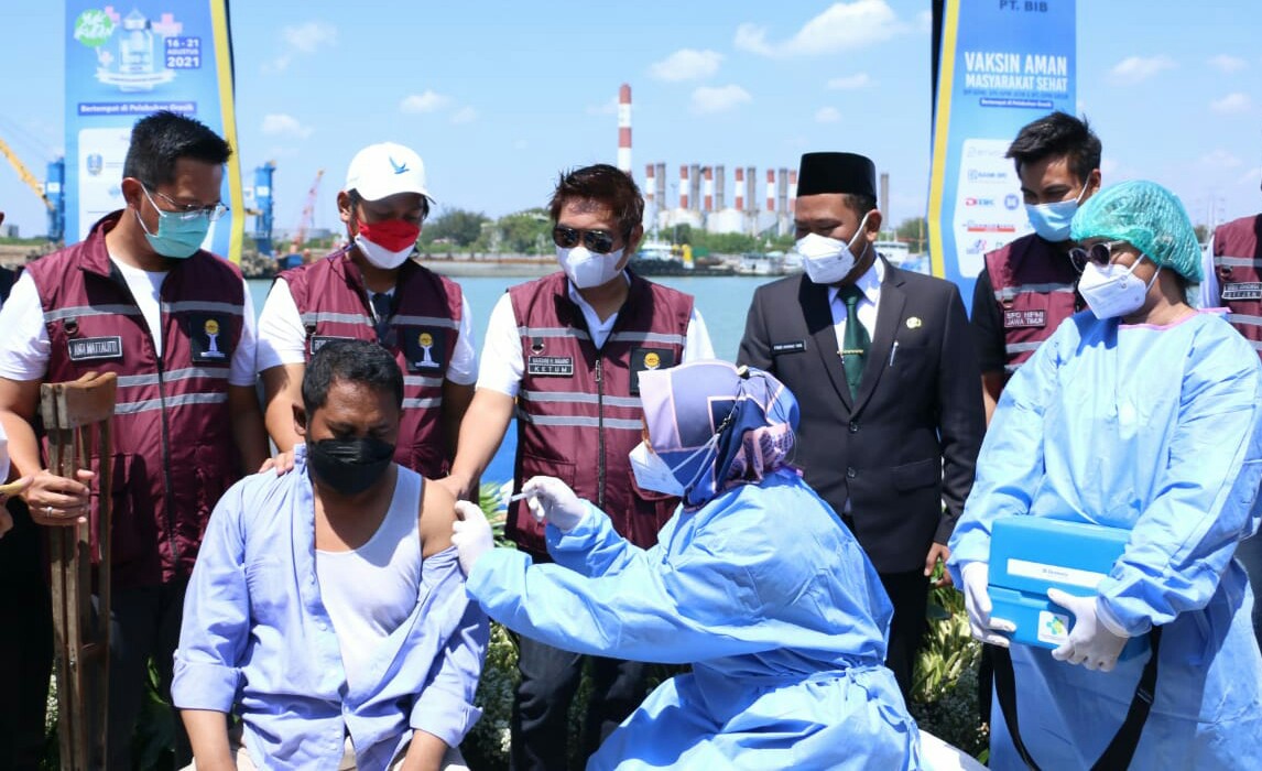 Bupati Gresik Fandi Akhmad Yani menghadiri vaksinasi masyarakat di sekitar pesisir Pelabuhan Gresik hingga para pekerja di Pelabuhan, Senin (16/8/2021).