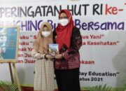 Wakil Bupati Gresik Aminatun Habibah menerima buku dari siswa SD Iradah, Kamis (19/8/2021).