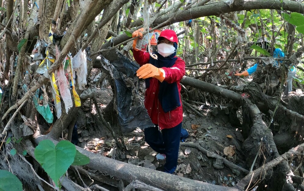 Seorang aktivis lingkungan lakukan ekspedisi Pohon Plastik kali Brantas, Kamis (19/8/2021).