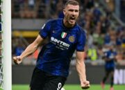 Selebrasi penyerang Inter Milan, Edin Dzeko usai cetak gol ke gawang Genoa, Minggu (22/8/2021)./ Flashscore