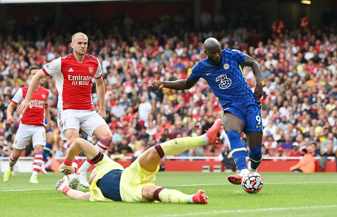 Romelu Lukaku (biru) saat mencetak gol ke gawang Arsenal, Minggu (22/8/2021)./Flashscore