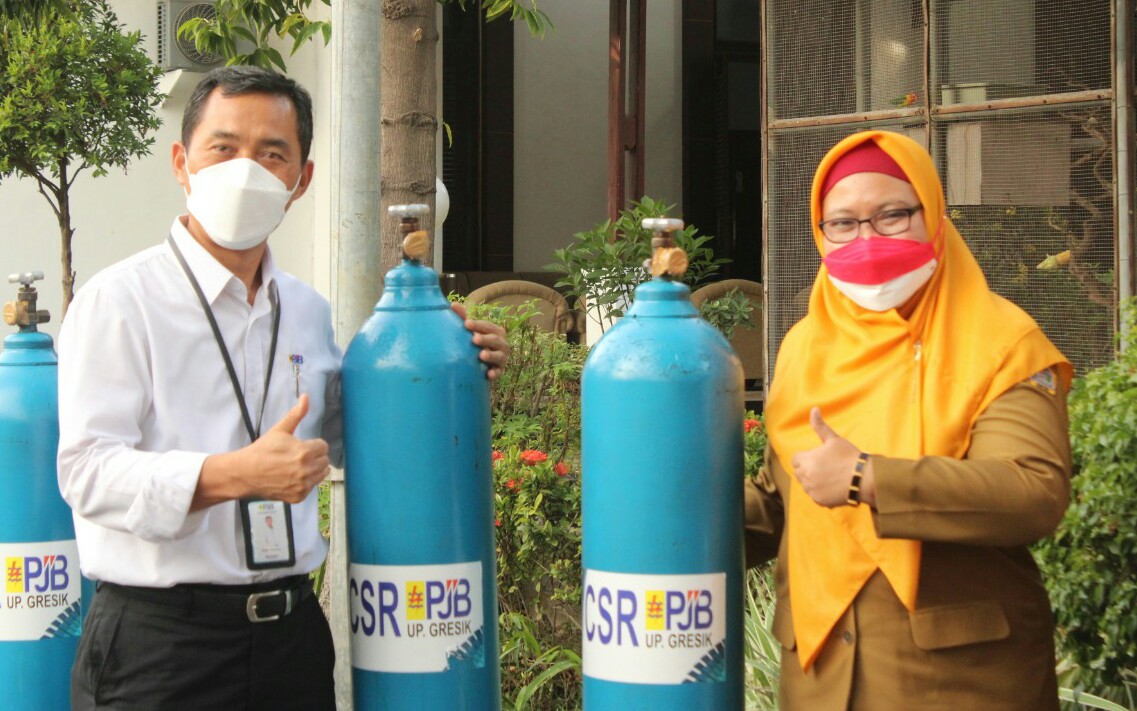 Wabup Gresik Bu Min terima bantuan 5 tabung oksigen dari CSR PT Pembangkitan Jawa Bali Unit Pembangkitan (PBB-UP) Gresik, Senin (23/8/2021).