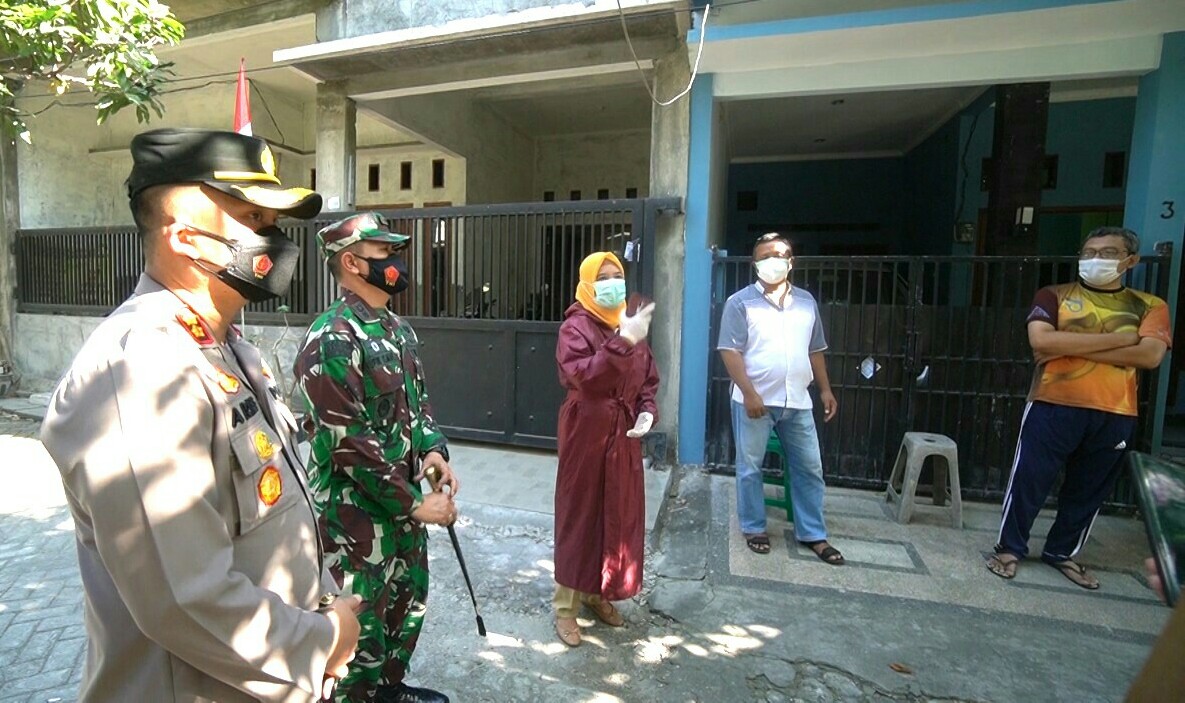 Kapolres Gresik AKBP Arief Fitrianto dan Komandan Kodim 0817 / Gresik Letkol Inf Taufik Ismail mendatangi rumah salah seorang pasien untuk Isoter warga di perum GKA Desa Yosowilangun, Selasa (24/8/2021).