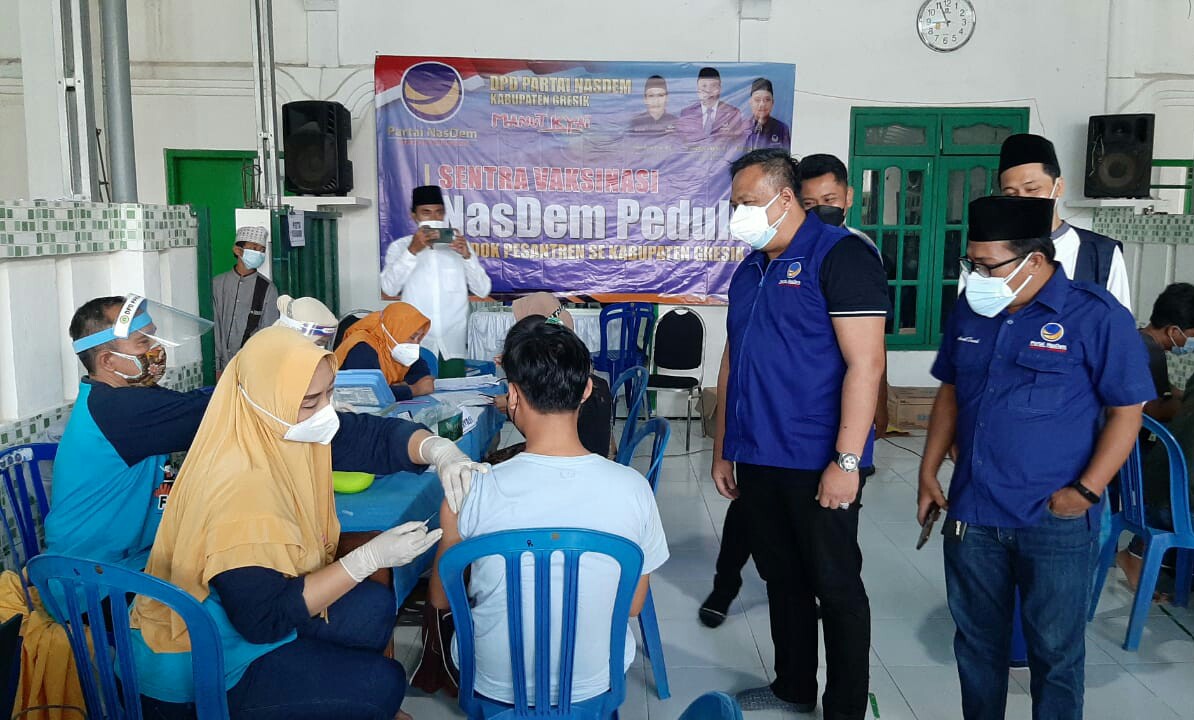 Ketua DPD NasDem Kabupaten Gresik Saiful Anwar saat memantau vaksinasi di Ponpes Al-Muniroh, Kecamatan Ujungpangkah, Rabu (25/8/2021).
