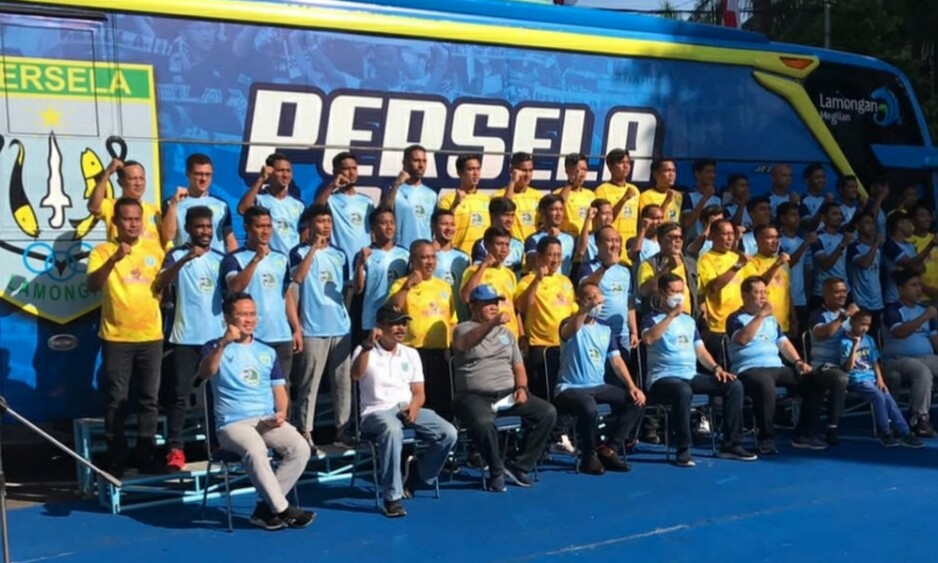 Pemain dan official Persela di perkenalkan ke suporter dengan latar bus anyar sebagai armada tim, Jumat (27/8/2021).