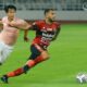 Pemain Bali United (merah) berusaha melewati pemain Persik Kediri, Jumat (27/8/2021) pada laga Liga 1 musim 2021/2022 di Stadion Gelora Bung Karno./PT LIB