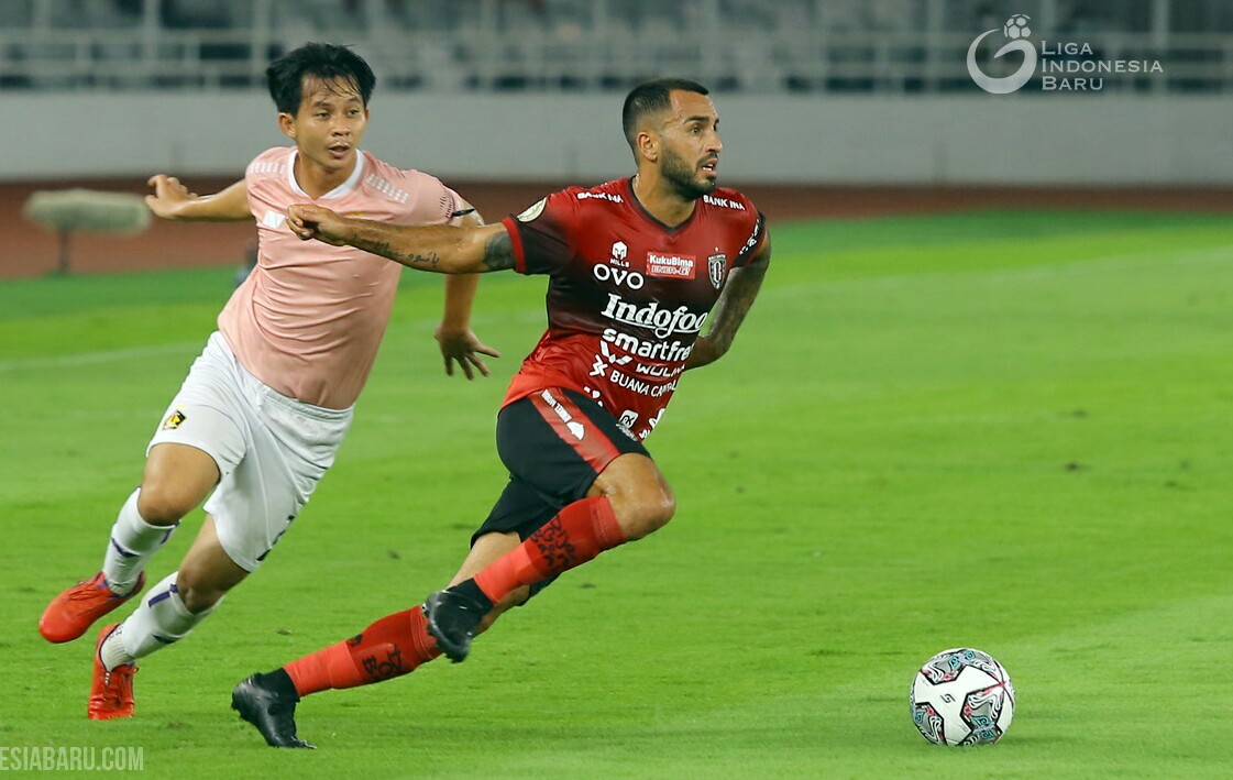 Pemain Bali United (merah) berusaha melewati pemain Persik Kediri, Jumat (27/8/2021) pada laga Liga 1 musim 2021/2022 di Stadion Gelora Bung Karno./PT LIB