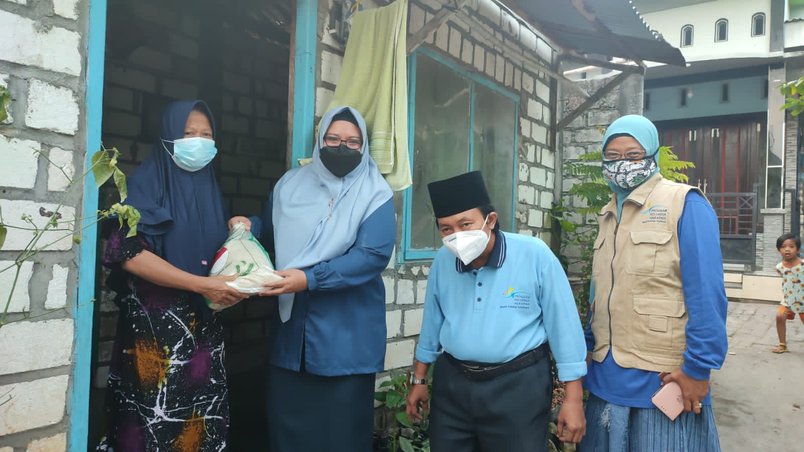 Wabup Gresik Aminatun Habibah memberikan bantuan sembako dari Kemensos kepada warga di Desa Bungah Kecamatan Bungah, Senin (2/8/2021).