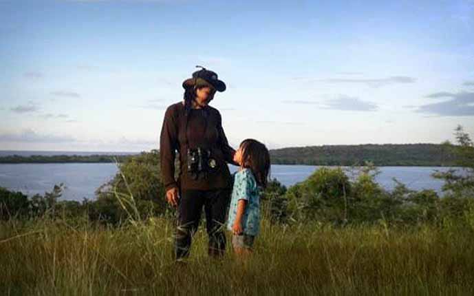 Dewi Sasmita bersama anaknya saat di kawasan mangrove, Ujungpangkah, Gresik