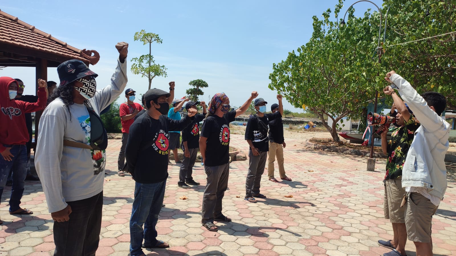 Aktivis Gepal melakukan upacara peringatan 17 Agustus di Pesisir Pantai Pasir Putih Dalegan, Selasa (17/8/2021).