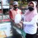 Wabup Gresik Aminatun Habibah membagikan sembako kepada para pekerja di sekitar makam Sunan Giri, Rabu (18/8/2021).