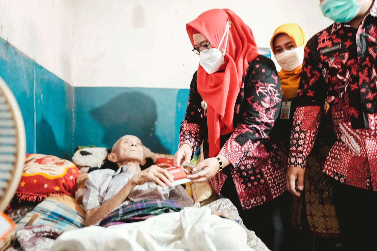 Wabup Gresik Aminatun Habibah memberi bantuan kepada lansia di Driyorejo, Kamis (19/8/2021).