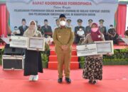 Bupati Gresik Fandi Akhmad Yani memberikan penghargaan kepada ketua asosiasi Bank Sampah Gresik dan Bank Sampah Gemes Sekardadu, Kebomas, Senin (23/8/2021).