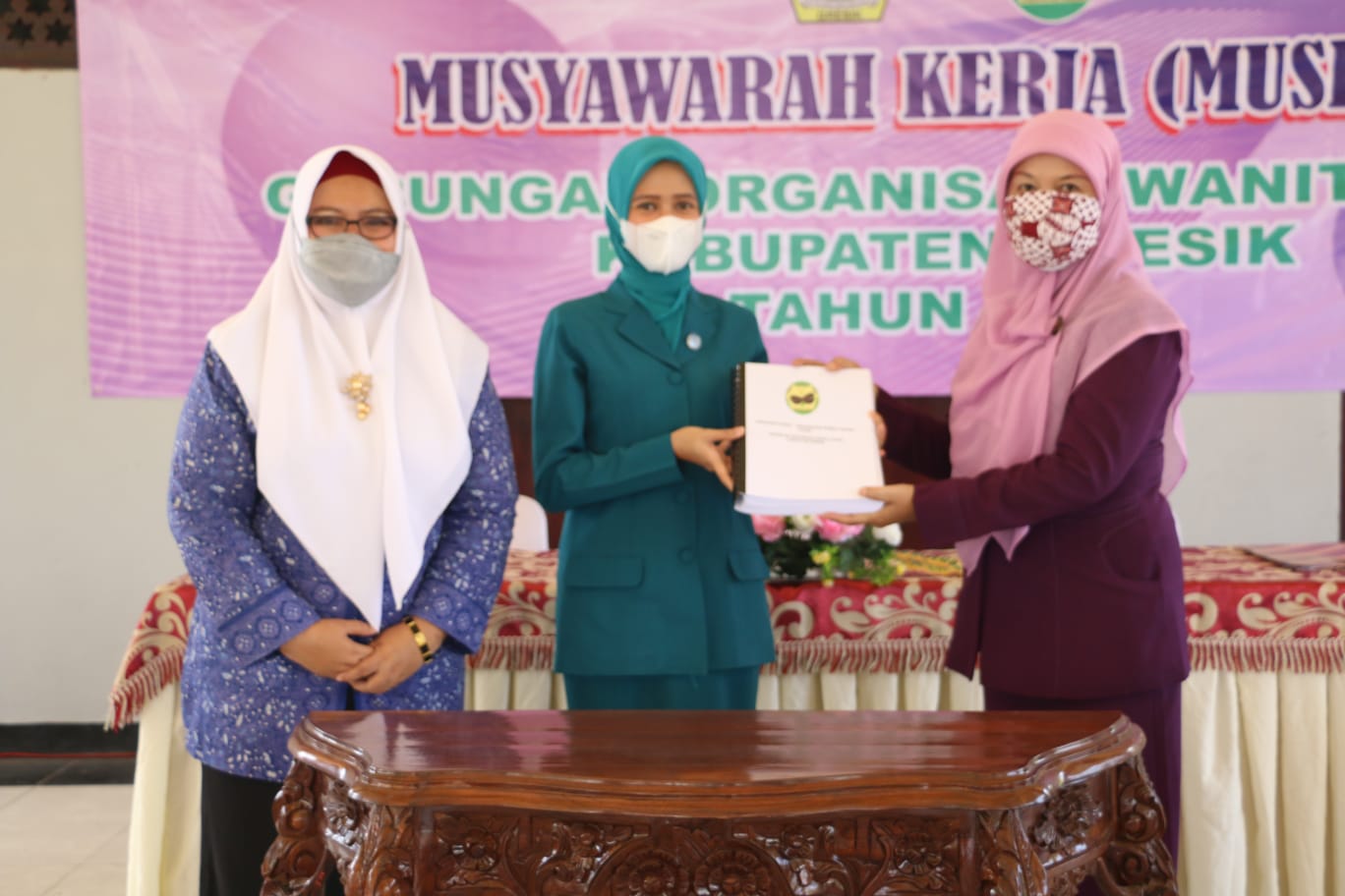 Wabup Aminatun Habibah (kiri) mendampingi Istri Bupati Gresik, Nurul Haromaini Ali Fandi Akhmad Yani yang terpilih sebagai Ketua GOW Gresik, Rabu (25/8/2021).