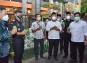 Bupati Gresik Fandi Akhmad Yani bersama Bea Cukai, Dinas Koperasi serta anggota DPRD Gresik Syahrul Munir pada pelepasan ekspor mangga, Kamis (26/8/2021).