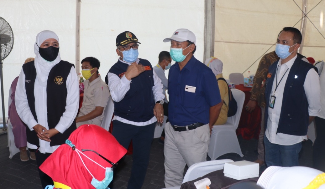 Gubernur Jawa Timur Khofifah Indar Parawansa (kiri) saat meninjau vaksinasi massal untuk pekerja pabrik, Sabtu (31/7/2021).