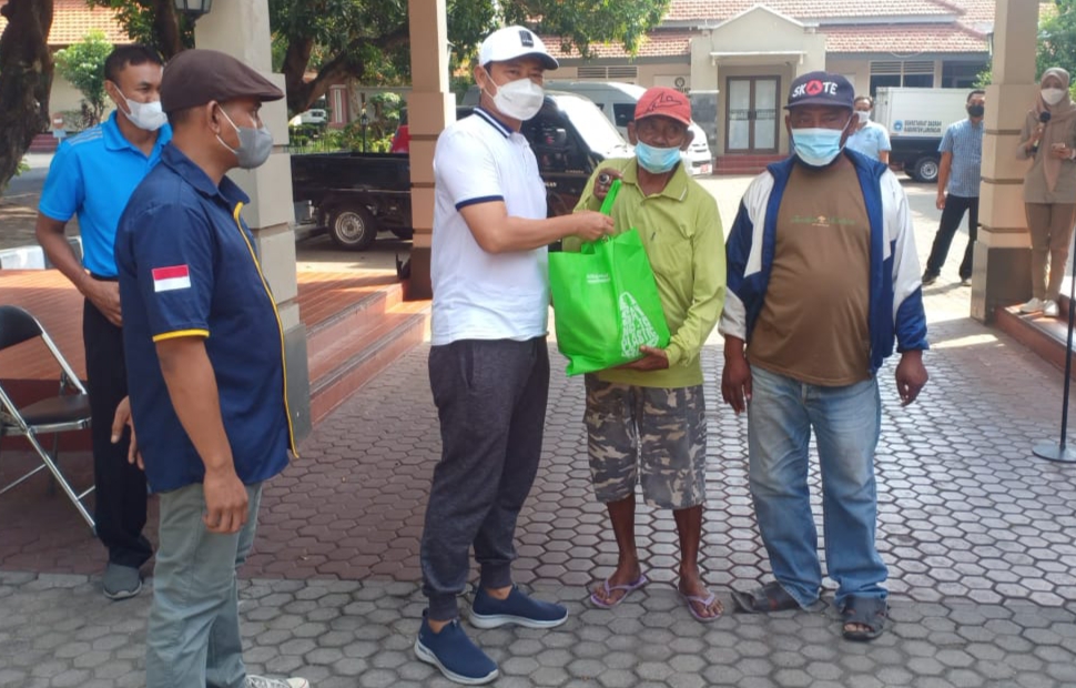 Ketua ESI Lamongan, Ahmad Faisol mendampingi Bupati Lamongan Yuhronur Efendi (kiri) memberikan bantuan sembako ke warga terdampak pandemi, Sabtu (7/8/2021).