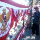 Amas (60) penjual bendera dan aksesoris di Jalan Wahidin Sudirohusodo Gresik, Rabu (11/8/2021).