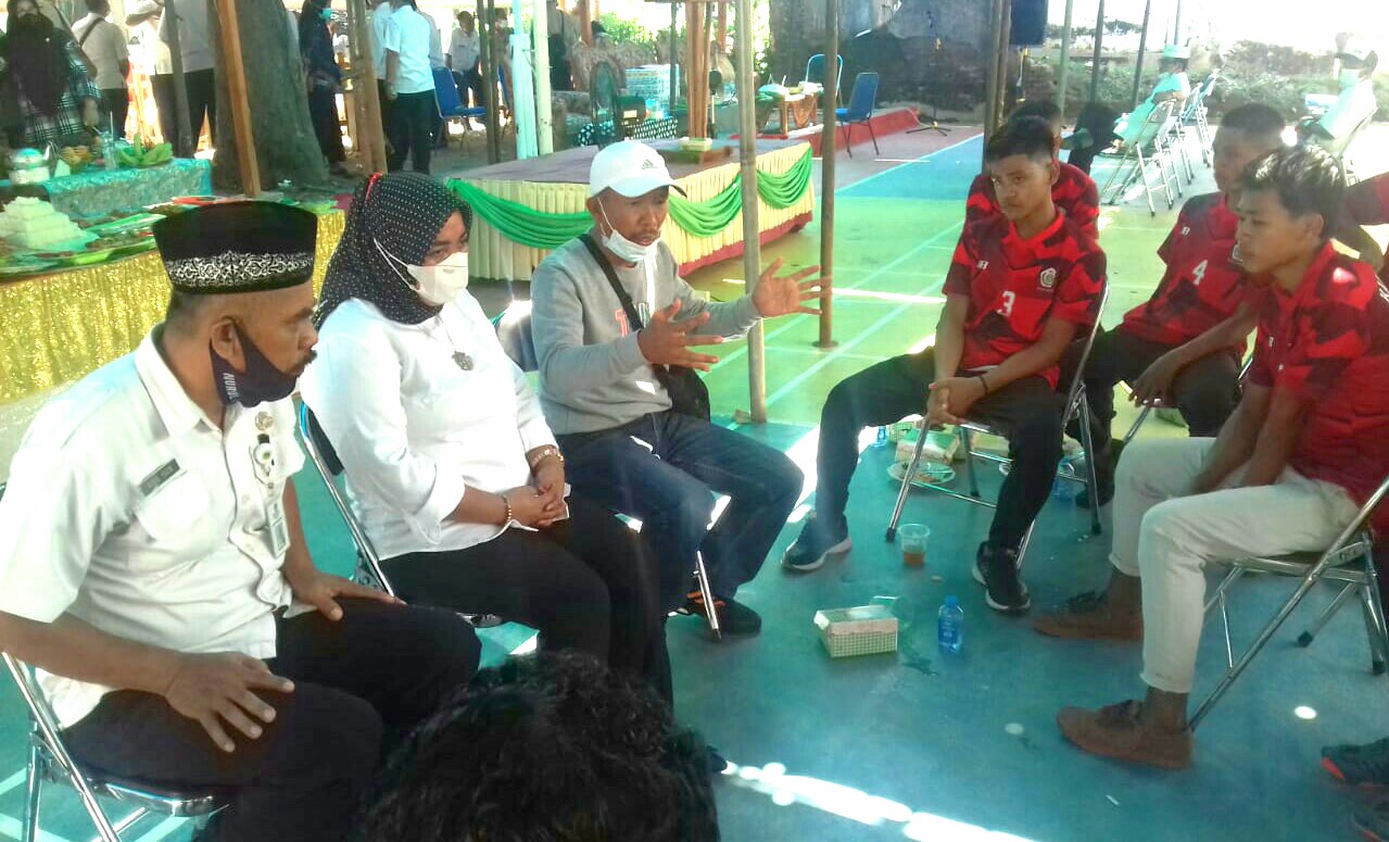 Ketua PSTI Gresik, Suwarno melakukan sosialisasi kepada pemain sepak takraw di Bawean