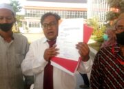 Kuasa hukum Achmad Lahuddin, Abdullah Syafi’i memberi keterangan kepada awak media di Mapolres Gresik, Senin (23/8/2021).