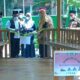 Bupati Gresik Fandi Akhmad Yani memotong pita peresmian rumah belajar moderasi agama di MAN 1, Rabu (25/8/2021).