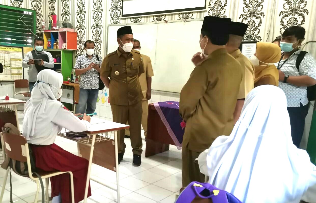 Bupati Gresik Fandi Akhmad Yani bersama Plt Kadispendik S. Hariyanto dan para guru Upt SD Negeri 6 Gresik saat melihat proses PTM, Selasa (31/8/2021).